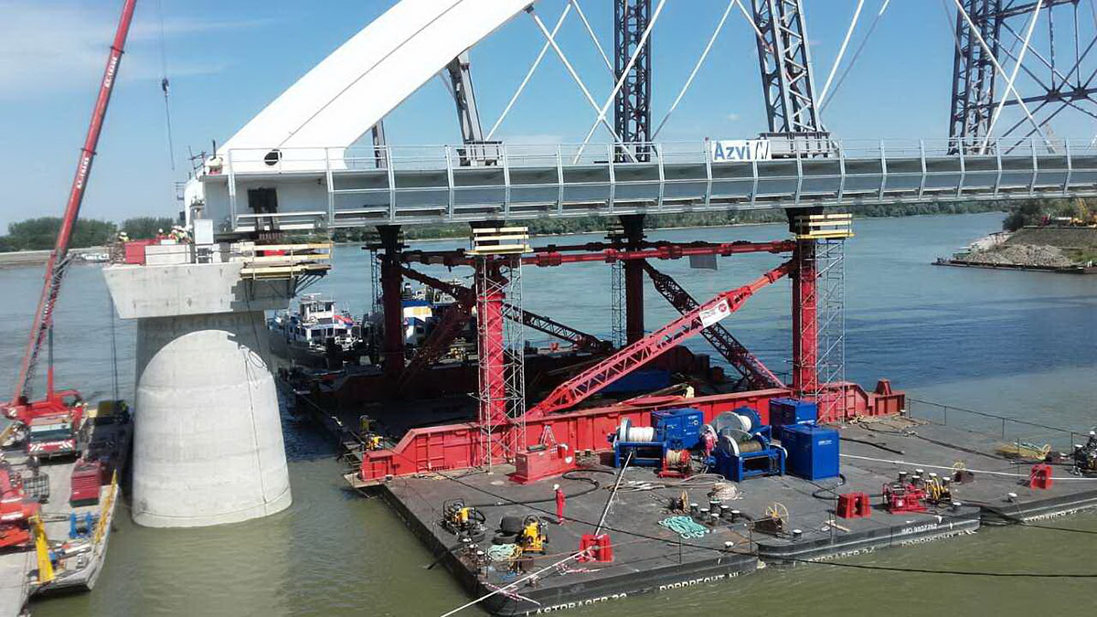 Део Жежељевог моста спојен са петроварадинске стране Део Жежељевог моста спојен са петроварадинске стране
